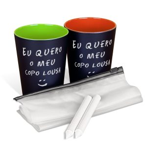 Kit Presente com 2 copos lousa para desenhar com giz de cera, acompanha dois gizes de cera brancos tipo estaca e um saquinho tipo Ziplock