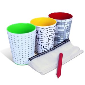 Kit Presente com 3 copos Quebra Cuca (Caça palavras, Labirinto e Palavras Crizadas) acompanha um giz de cera tipo estaca vermelho, e um saquinho tipo Ziplock