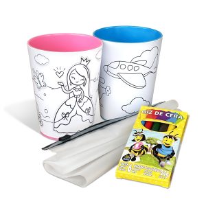 Kit Presente com 2 copos para colorir com giz de cera, um estojo de giz de cera com 6 cores, e um saquinho tipo Ziplock