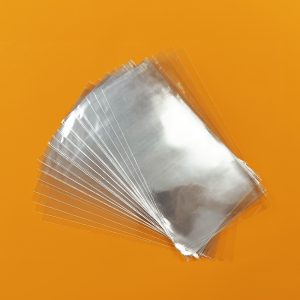 Pacote com saquinhos plásticos no formato 14cm x 30cm. Resistentes, transparentes e no tamanho ideal para fazer arranjos com copos de colorir, giz de cera, etc.