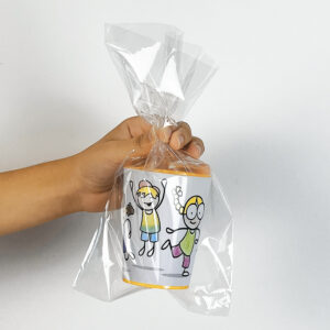 Pacote com saquinhos plásticos no formato 14cm x 30cm. Resistentes, transparentes e no tamanho ideal para fazer arranjos com copos de colorir, giz de cera, etc.